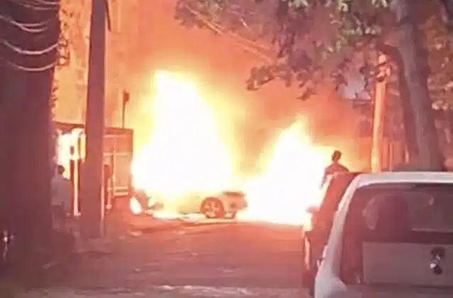 Carros pegam fogo em orla de Salvador