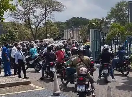 Motoboys realizam protesto em Camaçari