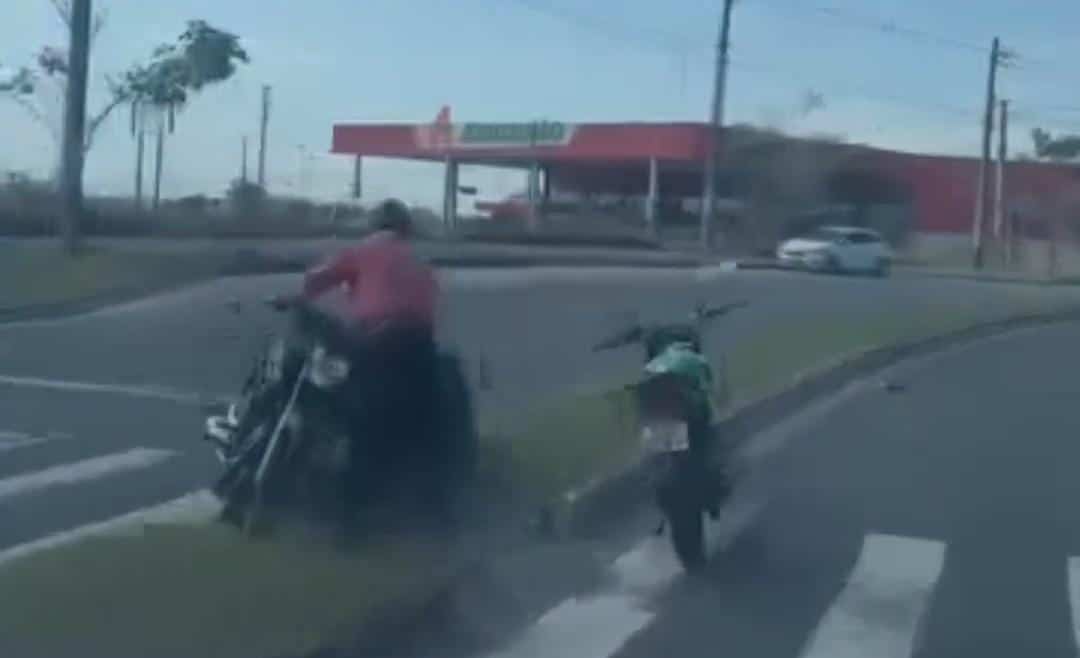 Motociclista sofre acidente na “roubadinha” próximo ao Atacadão