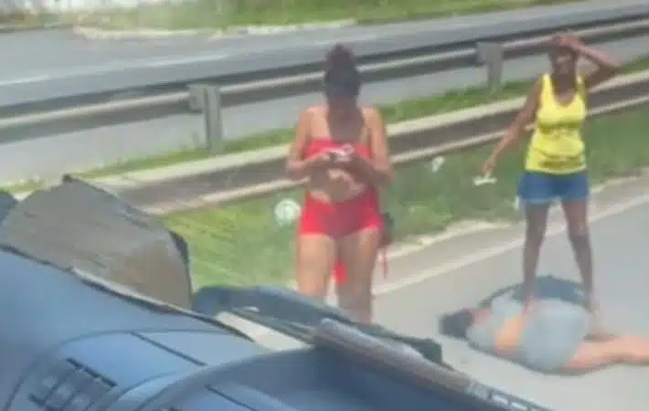 Mulher tenta atravessar Via Parafuso e acaba sendo atropelada