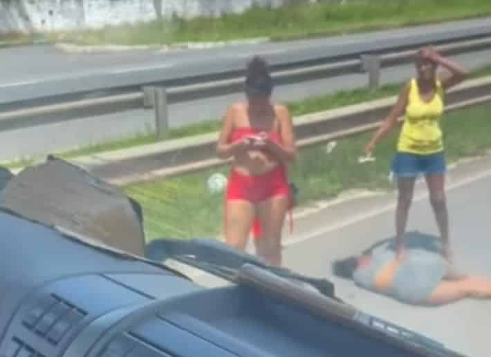 Mulher tenta atravessar Via Parafuso e acaba sendo atropelada