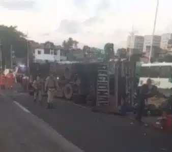 Populares furtam carga de frutas de carreta tombada na BR-324