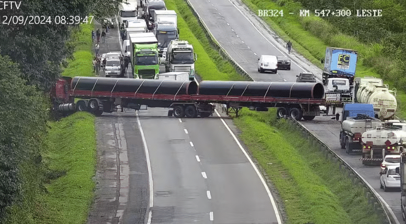 Trecho da BR-324 é interditado após carreta ficar atravessada na pista