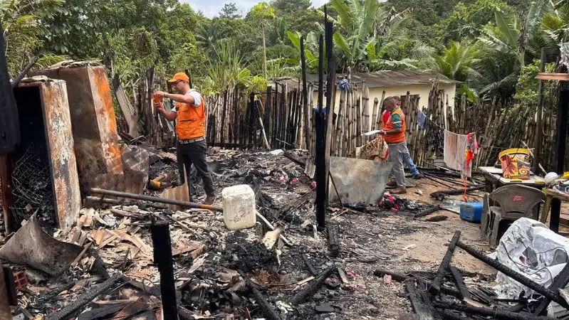 Casa de madeira que pegou fogo em Lauro de Freitas não tinha eletricidade