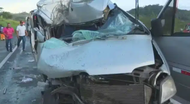 Van com pacientes colide e mata 3 na Região Metropolitana