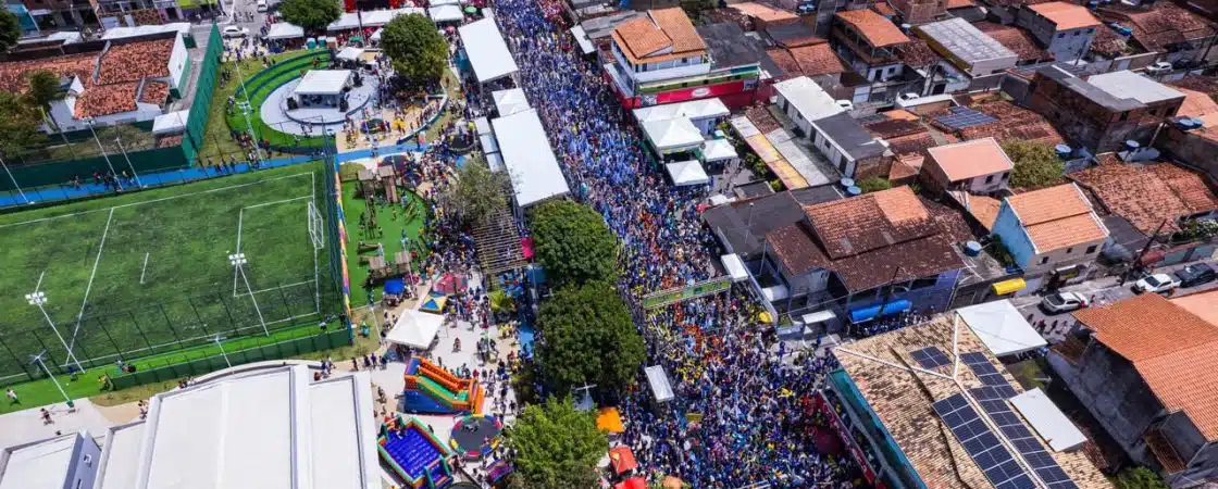 Tapete azul ocupa rua principal da Gleba E após desfile