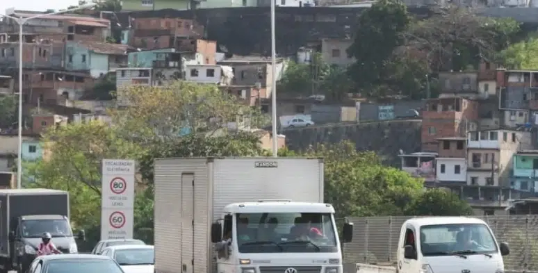 Acidente entre motos causa congestionamento na BR-324