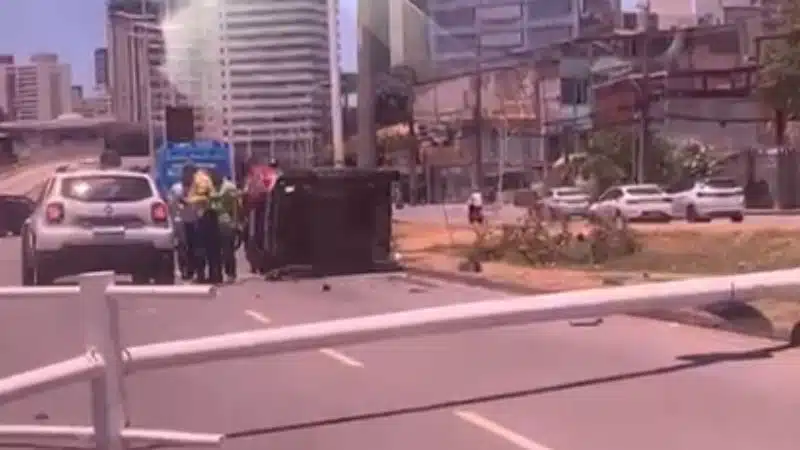 AGORA: Carro derruba poste e capota na Avenida ACM