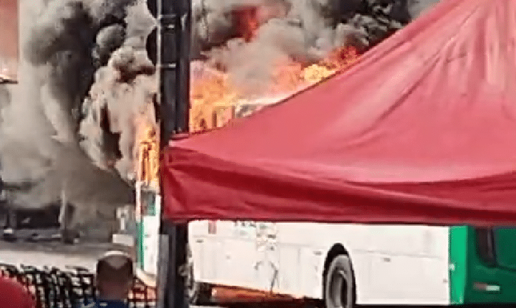 Suspeitos incendeiam ônibus no bairro do IAPI