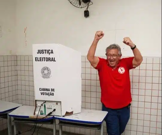 Ao lado de Jerônimo, Luiz Caetano vota no São Tomaz de Cantuária: ‘Fé em dias melhores para nossa cidade’