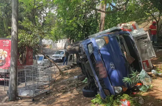 Caminhão de sorvete tomba no Vale do Canela, em Salvador