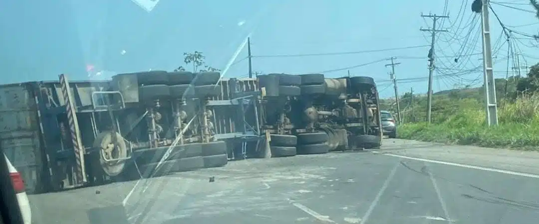 Carreta tomba na Rotatória da BYD, em Camaçari