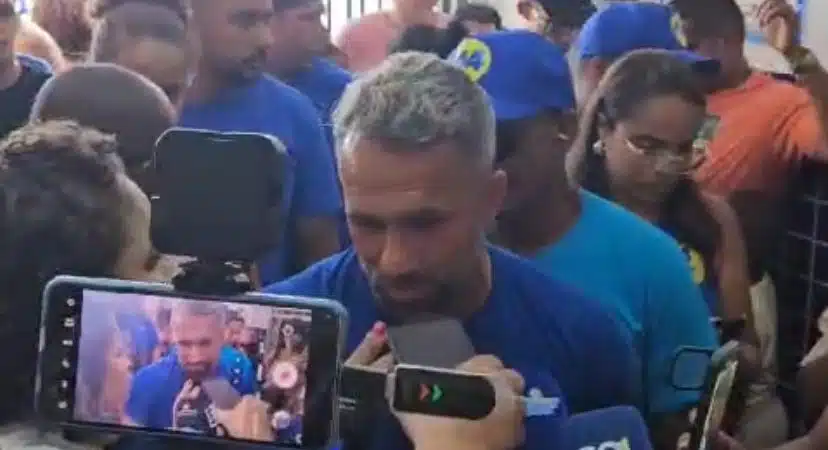 Flávio alfineta Caetano durante votação: “Não guardo dinheiro em caixa de sapato”