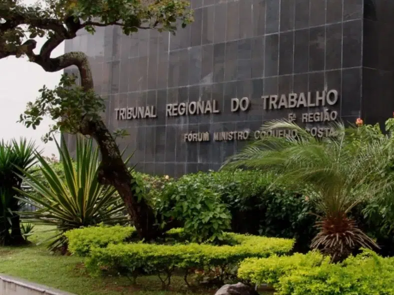 Justiça do Trabalho concede licença-maternidade para casal lésbico na Bahia