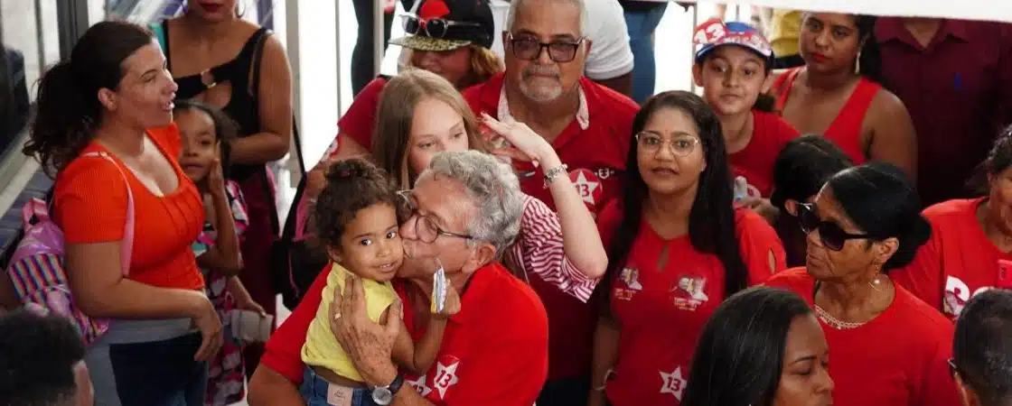 Luiz Caetano é recebido por apoiadores no São Thomaz de Cantuária