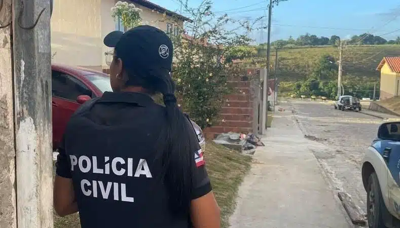 Mulher é encontrada morta com mãos amarradas em fio de telefone