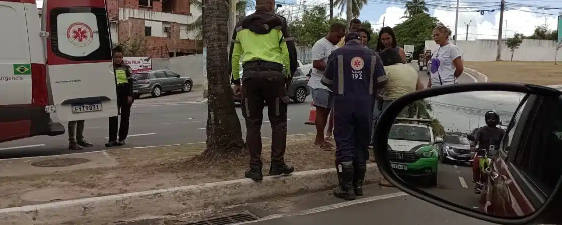 Mulher fica ferida em acidente de moto na Av. Jorge Amado