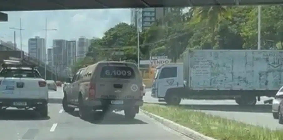 Populares protestam na Av. ACM após morte de caminhoneiro