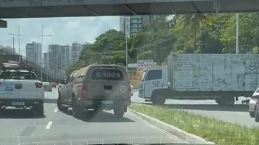 Populares protestam na Av. ACM após morte de caminhoneiro