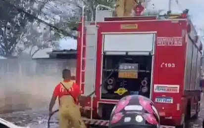 Santinhos espalhados pegam fogo em Salvador