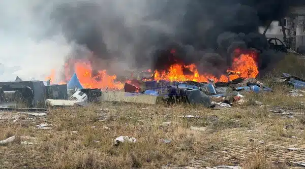 Terreno pega fogo em bairro de Salvador e assusta moradores