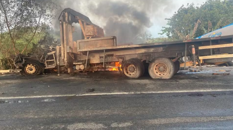 Três pessoas morrem em acidente entre caminhões na Bahia