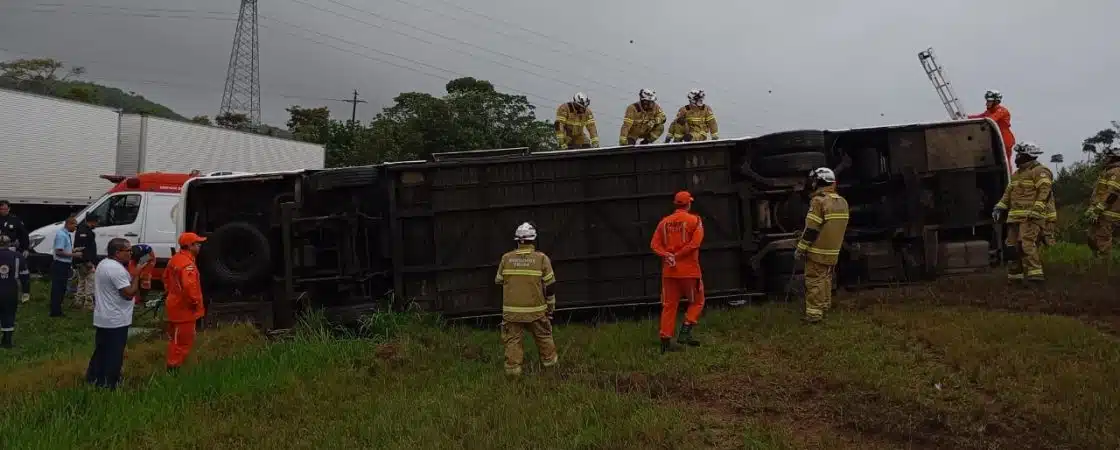 15 pessoas ficam feridas após ônibus tombar na BR-324