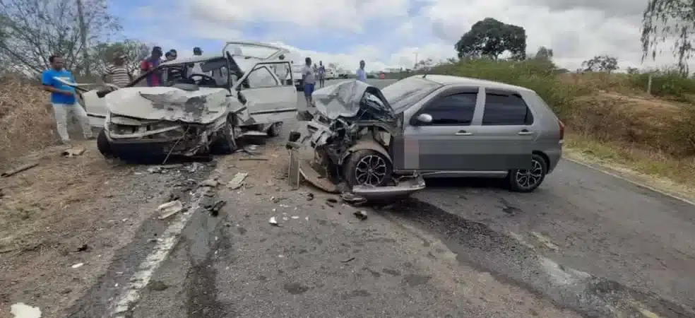 Acidente entre carros na BA deixa um morto e 5 feridos