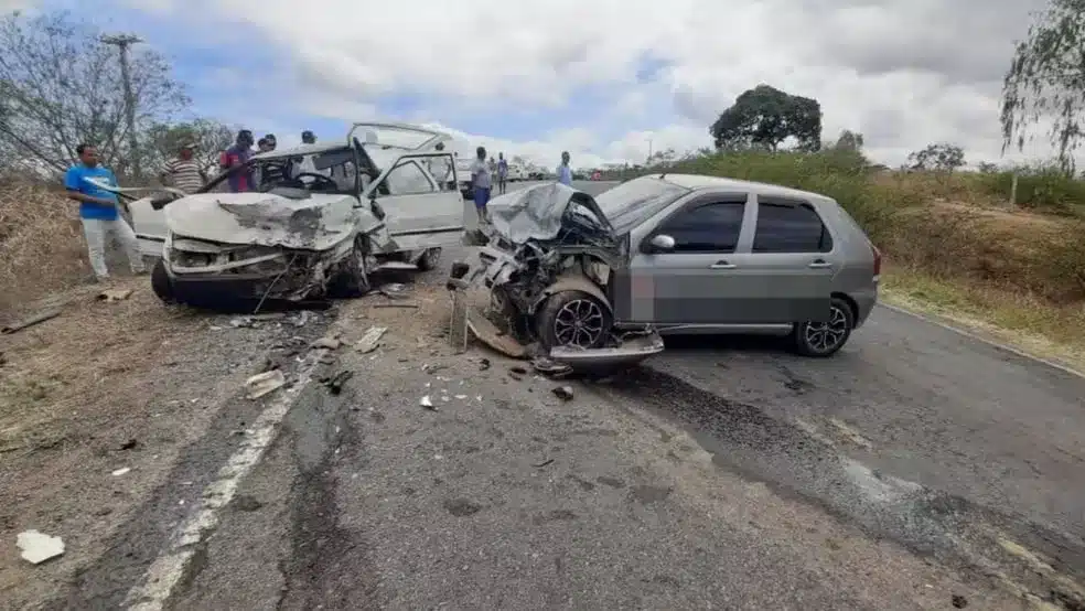 Acidente entre carros na BA deixa um morto e 5 feridos