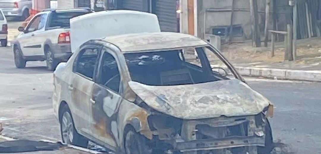 Camaçari: Carro pega fogo na Gleba C após batida