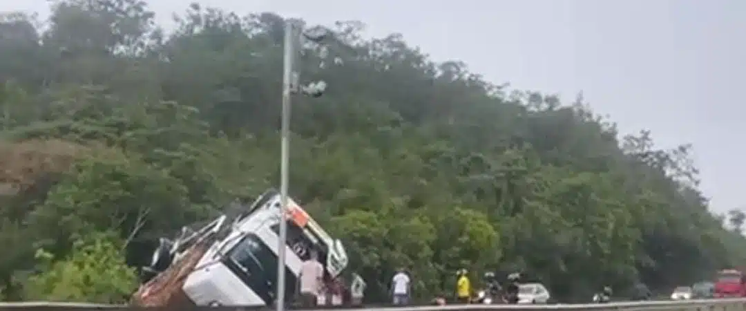 PISTA MOLHADA: Caminhão tomba próximo ao pedágio da Via Parafuso