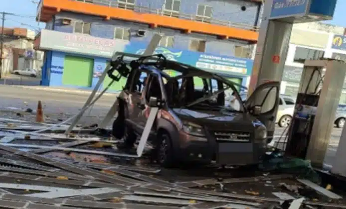 Carro explode em posto de combustíveis em Camaçari