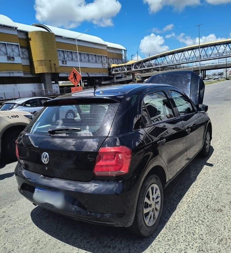 Casal é flagrado com carro roubado em Lauro de Freitas