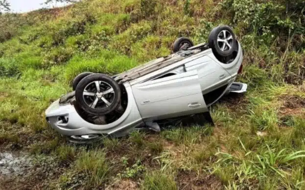 Casal sai ileso após capotamento na BA-093, em Mata de São João