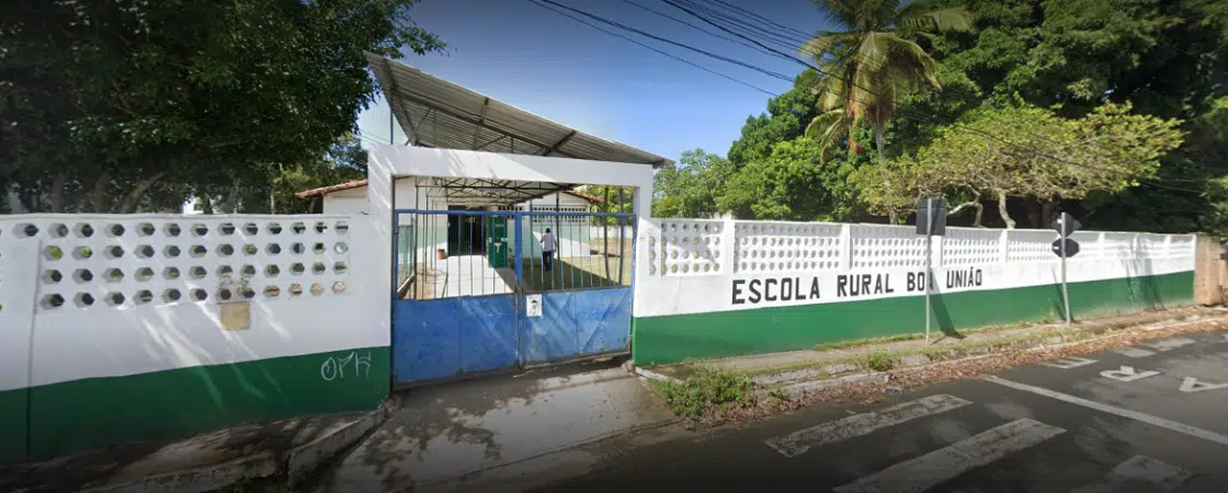 Professora de Camaçari é agredida a pedradas em sala de aula por ser candomblecista