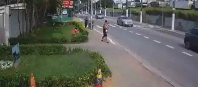 Homem tenta arrancar criança da mão de babá; VEJA