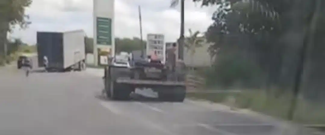 Caminhão se ‘desintegra’ em estrada de Camaçari