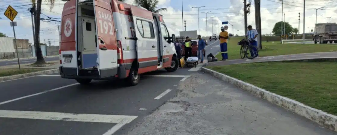 Ciclista sofre acidente a caminho do trabalho na Av. Jorge Amado 