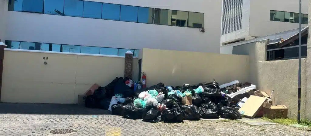 Moradores de Lauro de Freitas denunciam suspensão da coleta de lixo