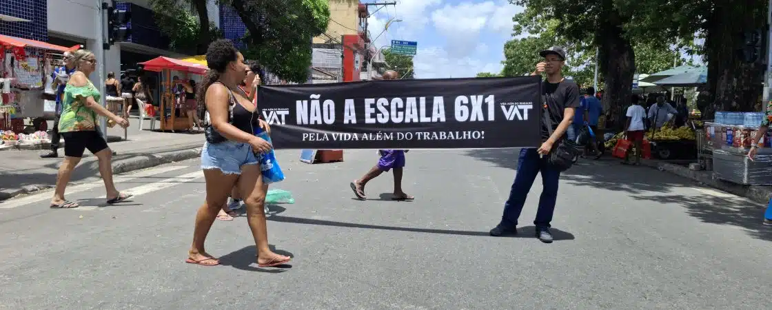 Fim da escala 6×1: manifestantes fazem ato no centro de Camaçari