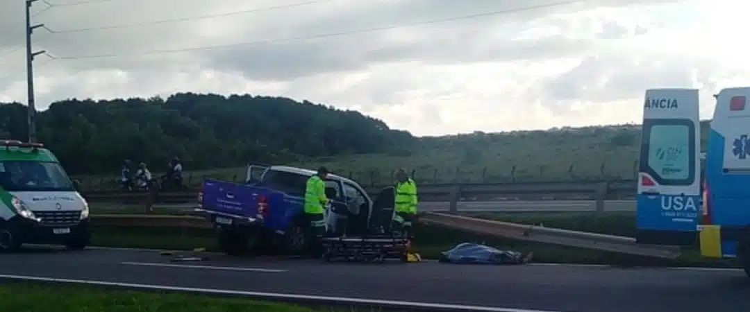 Mulher morre após caminhonete bater na Estrada da Cetrel