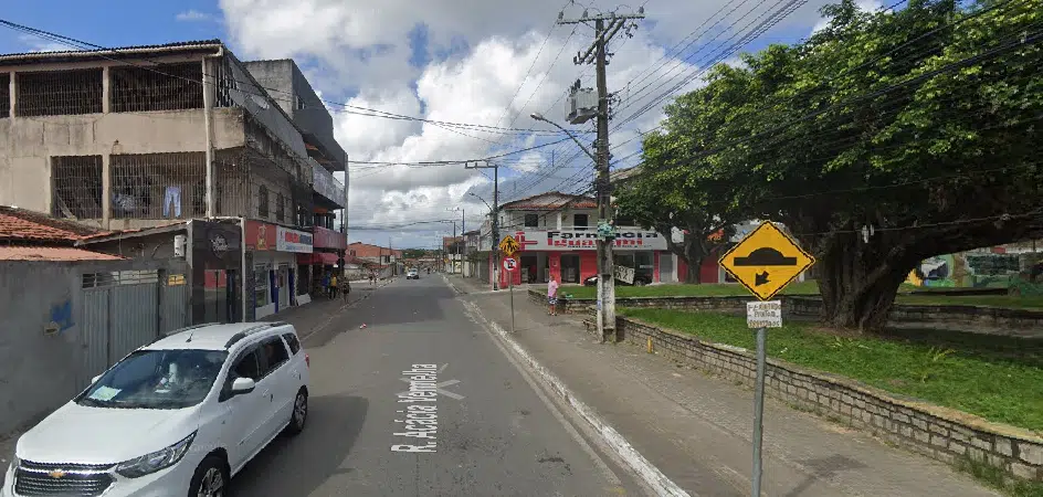 Jovem é baleado dentro de barbearia em Camaçari