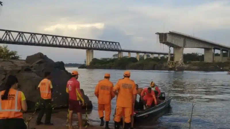 Quatro mortes são confirmadas após queda de ponte