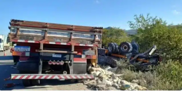 Véspera de Natal: Motoristas morrem em engavetamento entre caminhões