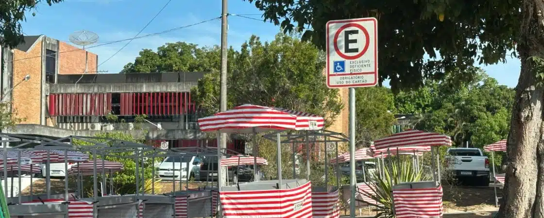 Camaçari: prefeitura troca barracas verdes por vermelho e branco em ação da nova gestão