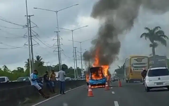 Carro pega fogo na BR-324 em trecho do município de Simões Filho