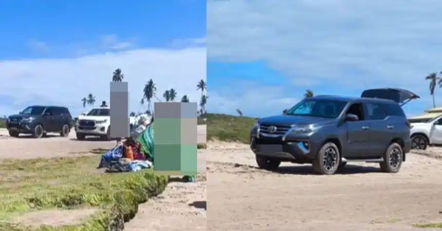 Carros são vistos circulando na praia de Arembepe