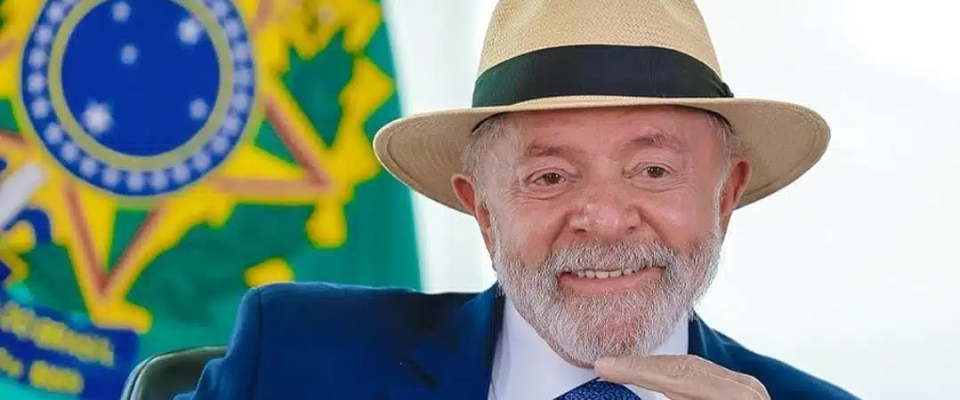 Lula sanciona lei que limita uso de celular nas escolas