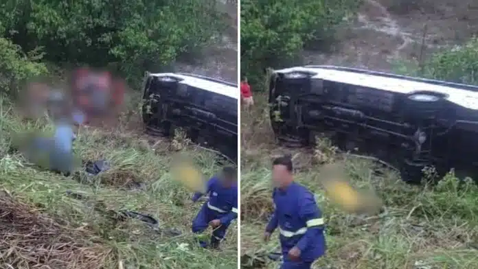 Micro-ônibus capota em Catu e deixa 30 feridos