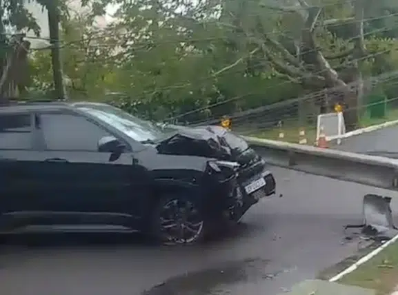 Motorista bate carro em poste e deixa Busca Vida sem luz